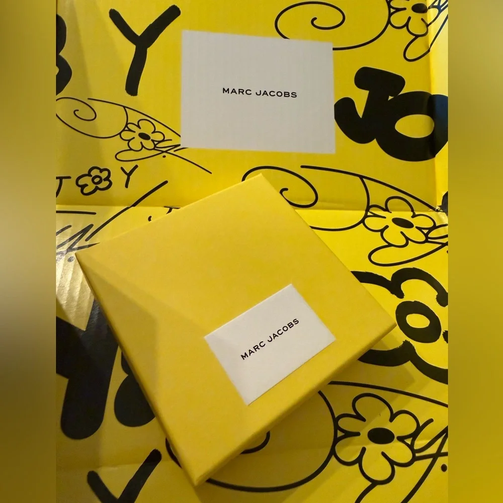 💛 MED Marc Jacobs gift box. 4.75 x 4.75 x 1.75 in. Iconic yellow, Authentic, new